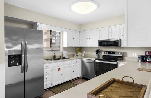 Fort Walton Beach - Destin Condo | Pool, Pickleball, Beach Access + Free Dolphin Cruise!