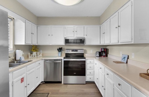 Fort Walton Beach - Destin Condo | Pool, Pickleball, Beach Access + Free Dolphin Cruise!