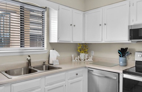 Fort Walton Beach - Destin Condo | Pool, Pickleball, Beach Access + Free Dolphin Cruise!
