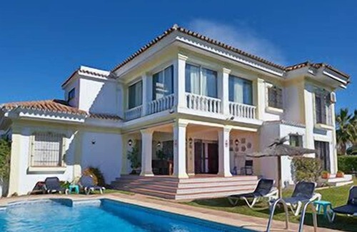 La Gaspara Villa | Pool, Pool table, Table tennis, 3 mins by car to Port, Walk to shops.