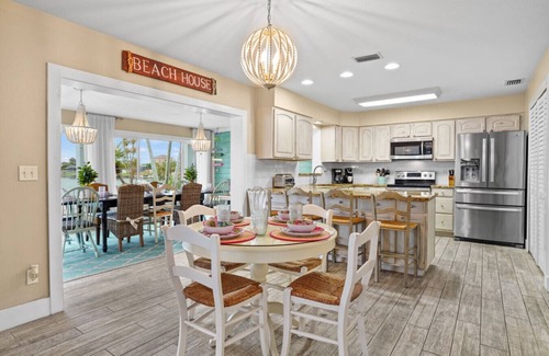 Fort Myers House | Pool, Spa, Kayaks, Bikes, Fishing Gear & More