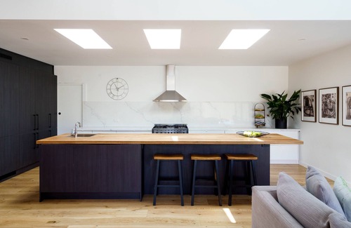 Rye House | Pool/Spa with the beach 150m away, sleeps 16