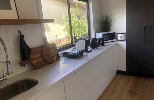 Rye House | Pool/Spa with the beach 150m away, sleeps 16