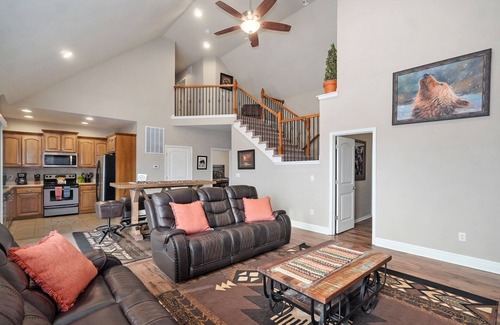 Hollister House | Pool&SplashPad&PlayGround OutTheBackDoor - LakeView-PoolTable-FoosBall+