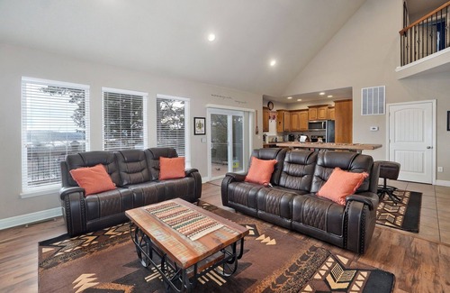 Hollister House | Pool&SplashPad&PlayGround OutTheBackDoor - LakeView-PoolTable-FoosBall+