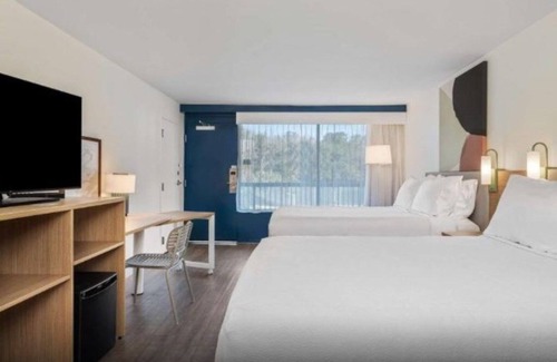 Hilton Head Island Hotel | Pool Stay w/2 Queen Beds! Pet Friendly Near Museums!