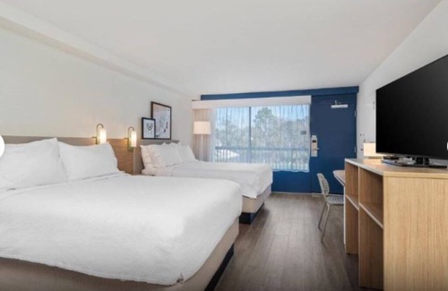 Hilton Head Island Hotel | Pool Stay w/2 Queen Beds! Pet Friendly Near Museums!