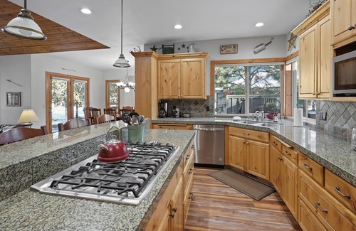 Sunriver House | Pool Table, Bikes, Luxury Lodge, A/C, SHARC Passes, Hot Tub
