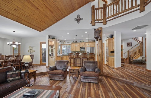 Sunriver House | Pool Table, Bikes, Luxury Lodge, A/C, SHARC Passes, Hot Tub