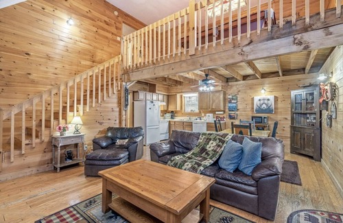 Townsend Cabin | Pool Table♥Hot Tub♥Wood Fireplace♥Community Pool/Fitness♥Sleeps 4