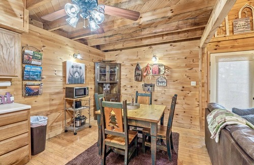 Townsend Cabin | Pool Table♥Hot Tub♥Wood Fireplace♥Community Pool/Fitness♥Sleeps 4