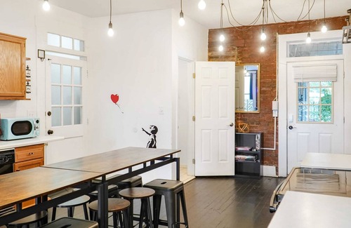 Butchertown House | Pool Table|Shuffleboard|Sleeps 6 | Great Location Loft!