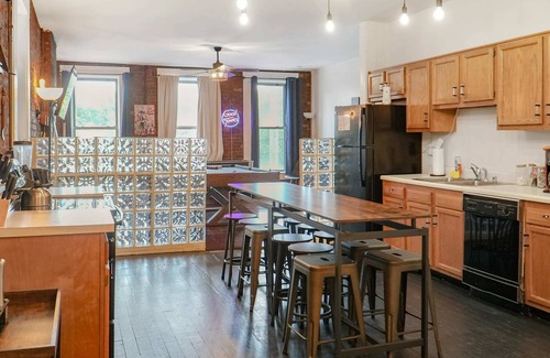 Butchertown House | Pool Table|Shuffleboard|Sleeps 6 | Great Location Loft!