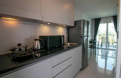 Kram Condo | Pool view 1 bdrm, High speed Wi-Fi near the beach