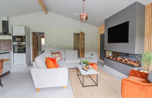 Meifod Cottage | POOL VIEW, family friendly, with hot tub in Meifod, Powys