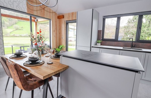 Meifod Cottage | POOL VIEW, family friendly, with hot tub in Meifod, Powys