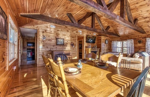 Gatlinburg - Pigeon Forge Cabin | Pool! VIEW~Hot Tub~Arcade~Game Room~Disc Golf