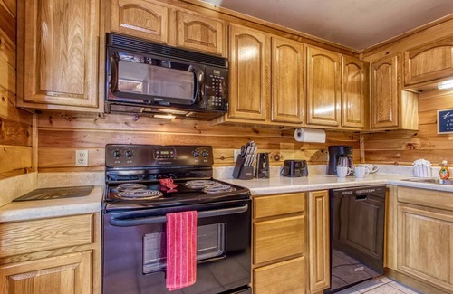 Gatlinburg - Pigeon Forge Cabin | Pool! VIEW~Hot Tub~Arcade~Game Room~Disc Golf