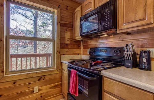 Gatlinburg - Pigeon Forge Cabin | Pool! VIEW~Hot Tub~Arcade~Game Room~Disc Golf