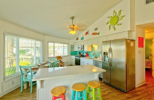 Port Aransas House | Pool View House in Sunday Villas. Great Pool. Short walk to Beach, King bed