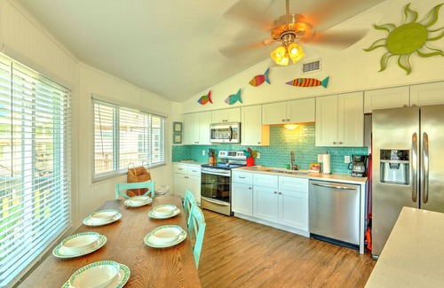 Port Aransas House | Pool View House in Sunday Villas. Great Pool. Short walk to Beach, King bed