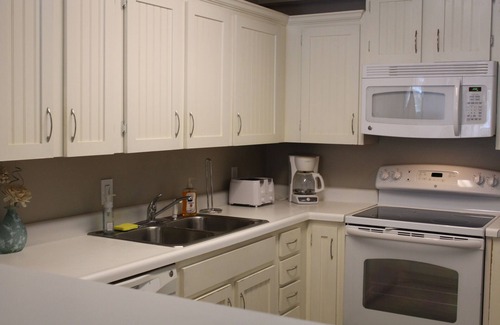 Hilton Head Island Condo | Pool view.Spacious 2 bedroom 2 bath Condo/S.FOREST BEACH/Indoor/Outdoor Pools