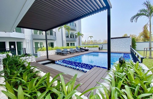 Kram Condo | Pool view Studio, 2 minutes to the beach