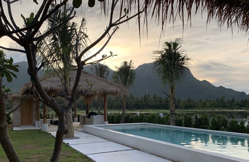 Sam Roi Yot Villa | Pool villa nestled between the beach and mountains