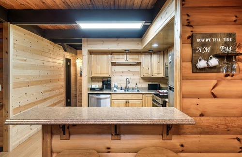 Chalet Village Cabin | Pools Pickleball Wood Fireplace HotTub Early Checkin