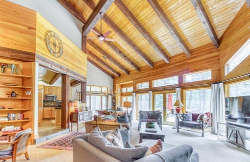 Black Butte Ranch House | Pools, Private Hot Tub & Pool Table. Upscale Lodge