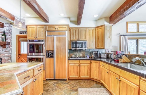 Black Butte Ranch House | Pools, Private Hot Tub & Pool Table. Upscale Lodge