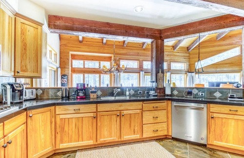 Black Butte Ranch House | Pools, Private Hot Tub & Pool Table. Upscale Lodge