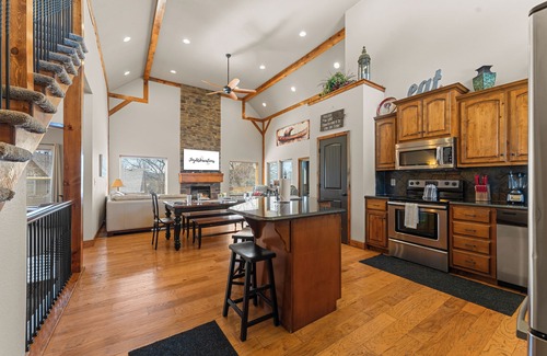 Hollister House | Pools Pvt Hot Tub near Thunder Ridge & Big Cedar.