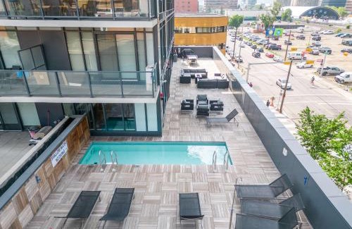 Connaught House | Poolside Bliss w Rocky MTN & Tower Views - FREE Banff Pass, Outdoor Pool, Parking, Gym, & Wine!