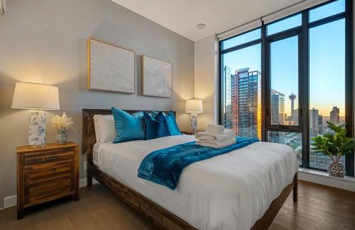 Connaught House | Poolside Bliss w Rocky MTN & Tower Views - FREE Banff Pass, Outdoor Pool, Parking, Gym, & Wine!