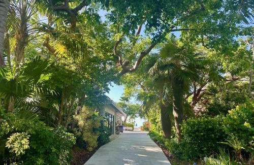 Key West Apartment | Poolside Breeze Retreat