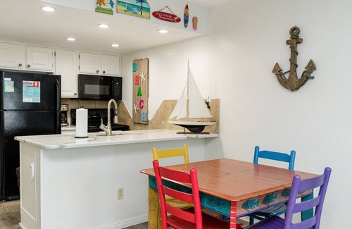Corpus Christi Condo | Poolside Condo at Beachfront Complex for Ultimate Relaxation