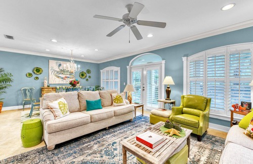 Seagrove Beach Condo | 🦩​​​​​​​Poolside Condo ~ Private Beach Access ~ Beach Service🦩
