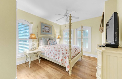 Seagrove Beach Condo | 🦩​​​​​​​Poolside Condo ~ Private Beach Access ~ Beach Service🦩