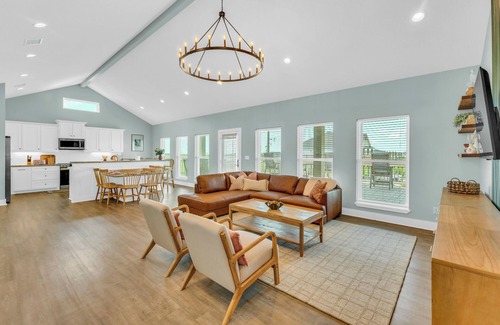 Port Bolivar House | Poolside Family Fun w/Slide & Sun—4 Min to Beach!