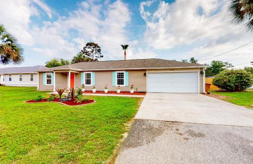 Navarre House | Poolside Palms Paradise