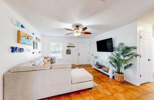 Navarre House | Poolside Palms Paradise