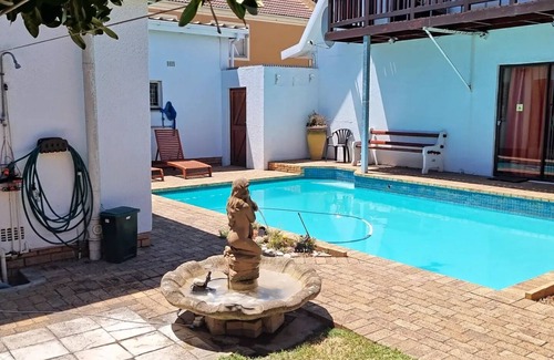 Cape Town Apartment | Poolside Paradise