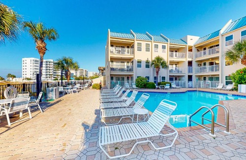 Holiday Isle Apartment | Poolside Villas #206