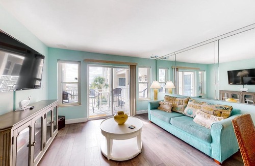 Holiday Isle Apartment | Poolside Villas #206