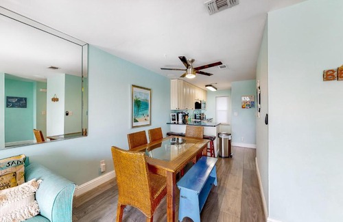Holiday Isle Apartment | Poolside Villas #206