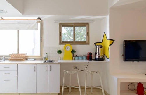 Old North Apartment | Pop art spacious apartment on ben yehuda