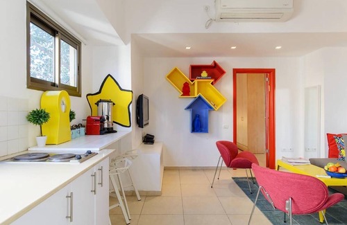 Old North Apartment | Pop art spacious apartment on ben yehuda