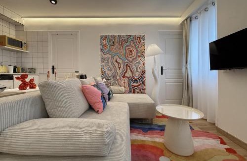 Chaussee-d'Antin Apartment | Pop Art & Vibrant Parisian Flat