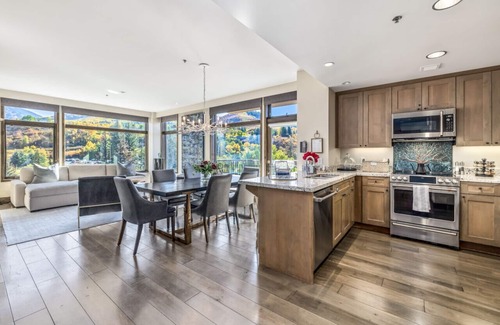 Avon Condo | Pop Art Villa Riverfront | Riverside Residence 2B